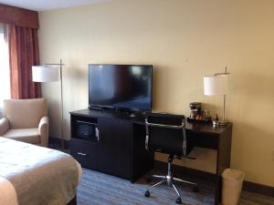 En tv och/eller ett underhållningssystem på Cherokee Grand Hotel
