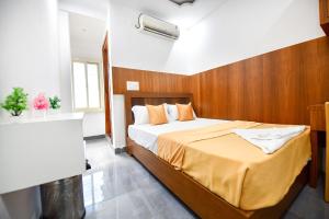Hotel Surya Lodge tesisinde bir odada yatak veya yataklar