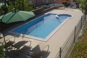 Bazén v ubytovaní Apartments with a swimming pool Dramalj, Crikvenica - 19997 alebo v jeho blízkosti