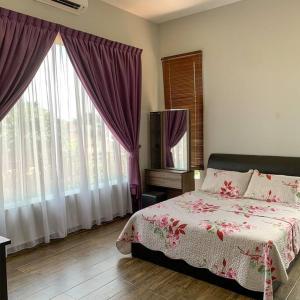 1 dormitorio con 1 cama y ventanas con cortinas moradas en Santai Homestay Jb, en Johor Bahru