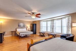 - une chambre avec 2 lits et un ventilateur de plafond dans l'établissement 2 Bedroom House by Staycating, à La Follette