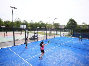 un gruppo di persone che giocano a tennis su un campo da tennis di Mobilehome in Caorle a Caorle