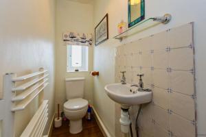 Ένα μπάνιο στο APPLEDORE GANNETS NEST 3 Bedrooms +28 φωτογραφίες