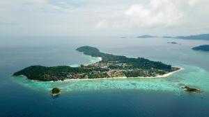 una isla en el agua con un pueblo en ella en Adang Sea Divers & Eco Lodge, en Ko Lipe