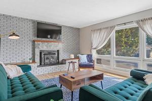 Et opholdsområde på Roomy 5 Bed 3 Bath Fire Place Large Outdoor Space