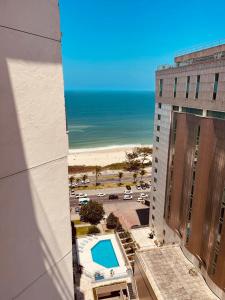 Vista de la piscina de Pé na areia! Apart hotel com vista para o mar e lazer completo! Front beach apartment with ocean view and amenities! o alrededores