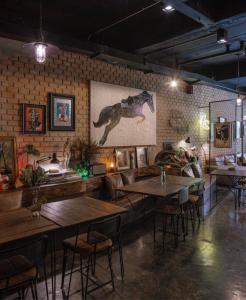 un restaurant avec des tables et des chaises et un mur en briques dans l'établissement Samantan Hotel at Nimman, à Chiang Mai