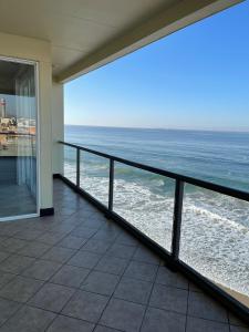 einen Balkon mit Meerblick in der Unterkunft Playa Bonita Rosarito in Rosarito