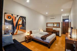um quarto com uma cama e uma sala de estar em Rumah Mertua Heritage em Yogyakarta