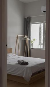 Postel nebo postele na pokoji v ubytování Muji Designer Suite