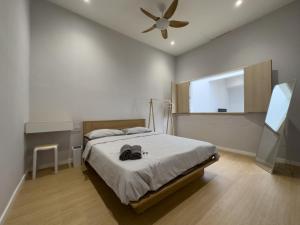 Postel nebo postele na pokoji v ubytování Muji Designer Suite