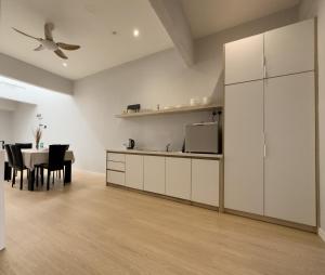 Kuchyň nebo kuchyňský kout v ubytování Muji Designer Suite