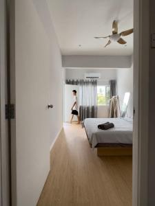 Postel nebo postele na pokoji v ubytování Muji Designer Suite