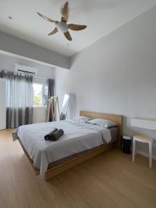 Postel nebo postele na pokoji v ubytování Muji Designer Suite