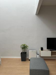 TV a/nebo společenská místnost v ubytování Muji Designer Suite