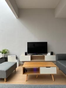 TV a/nebo společenská místnost v ubytování Muji Designer Suite