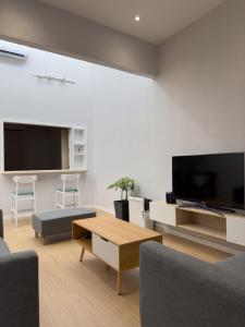 TV a/nebo společenská místnost v ubytování Muji Designer Suite