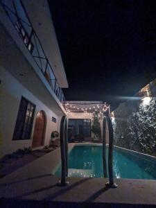 uma casa com piscina à noite em Casa Calandria em Chicxulub