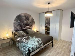 Schlafzimmer mit einem Bett mit Wandgemälde in der Unterkunft Appartement Étel, 3 pièces, 4 personnes - FR-1-479-144 in Étel