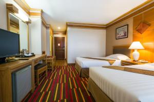 バンコクにあるアジア エアポート ホテルのベッド2台、薄型テレビが備わるホテルルームです。