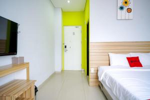 En eller flere senger på et rom på RedDoorz Premium at Raja Hostel Syariah