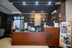 Lobbyn eller receptionsområdet på RedDoorz Premium at Raja Hostel Syariah