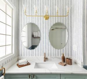 een badkamer met een wastafel en een spiegel bij The Ferry House in Seattle