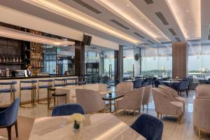 Restoran atau tempat lain untuk makan di Yangon Thanlwin Hotel