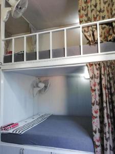ein kleines Zimmer mit Etagenbett in einem Zug in der Unterkunft Farm House kohyaoyai in Ko Yao Yai