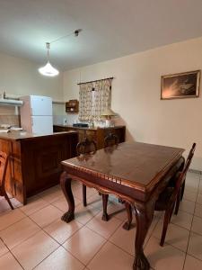 kuchnia z drewnianym stołem w pokoju w obiekcie Ελατόδασος w mieście Pavliani