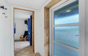 een deur die leidt naar een kamer met een deur bij 1 Bedroom Awesome Apartment In Hjer in Højer