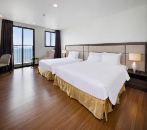 Giường trong phòng chung tại ASTON Nha Trang City Hotel