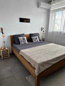 a bedroom with a large bed in a room at Pomme Surette in Sainte-Anne