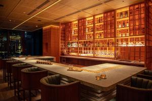 Ο χώρος του lounge ή του μπαρ στο AKI Hong Kong - MGallery