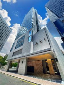 un edificio con dos edificios altos en el fondo en AKI Hong Kong - MGallery en Hong Kong