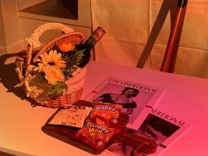 una mesa con un libro y una cesta de flores y una revista en DDUBLE Square en Daegu