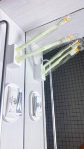 大邱DDUBLE Square的浴室内装有牙刷的玻璃柜