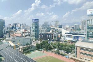 大邱DDUBLE Square的城市天际线,设有网球场和建筑