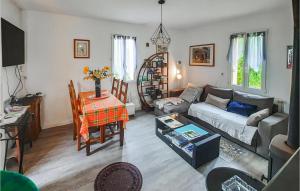 瓦訥的住宿－Amazing Home In Vannes With Wifi，客厅配有沙发和桌子