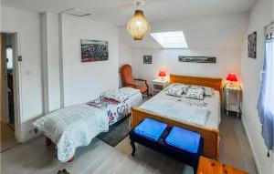 瓦訥的住宿－Amazing Home In Vannes With Wifi，一间小卧室,配有两张床和椅子