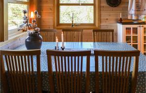 una sala da pranzo con tavolo e candele di Beautiful Home In Hebnes With Kitchen a Hebnes