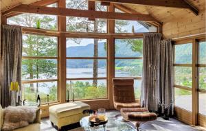 un soggiorno con una grande finestra con vista di Beautiful Home In Hebnes With Kitchen a Hebnes