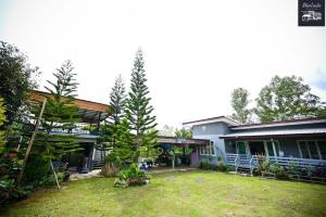ein Haus mit einem Hof davor in der Unterkunft มีจันทร์เขาค้อ in Ban Thung Samo