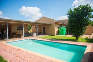 una piscina frente a una casa en Haithoms B&B Tlokweng-Gaborone, en Tlokweng