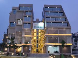 een hoog gebouw met een bord erop bij Hotel GGC INN in Ahmedabad