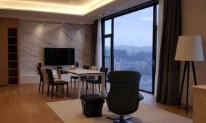 uma sala de jantar com mesa e cadeiras e uma grande janela em Gangneung Grey Hotel em Gangneung