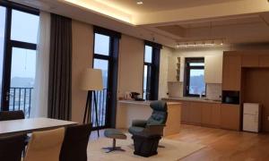 sala de estar con cocina, mesa y sillas en Gangneung Grey Hotel en Gangneung