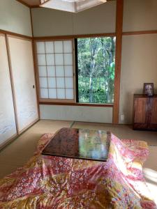 una camera con un letto in una stanza con finestra di Breath in Earth a Nagano