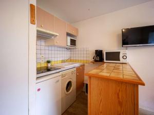 Appartement Saint-Lary-Soulan, 2 pièces, 4 personnes - FR-1-296-177にあるキッチンまたは簡易キッチン