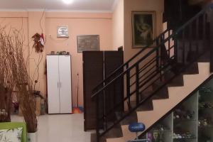 uma sala de estar com uma escada e um frigorífico em Cheerfull residential home - Dillair Home Stay em Talang Kelapa